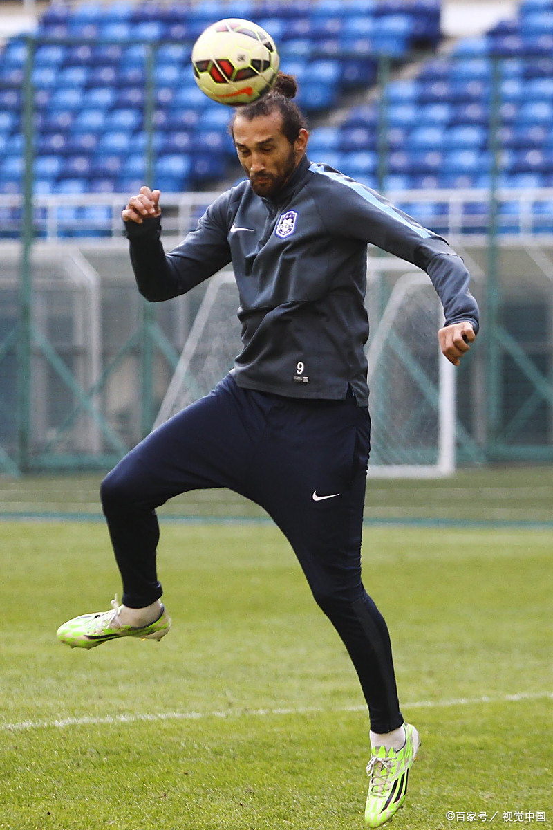 英雄联盟-费耶诺德训练开放日；赛后主帅复盘引欢呼；欧超杯在即；身体对抗强度拉满的简单介绍